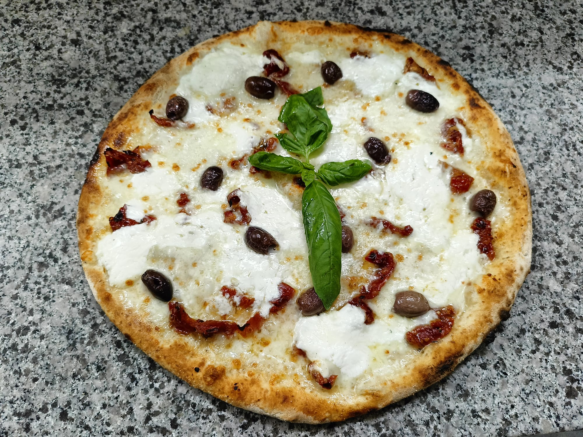 Home Pizza con burrata fresca