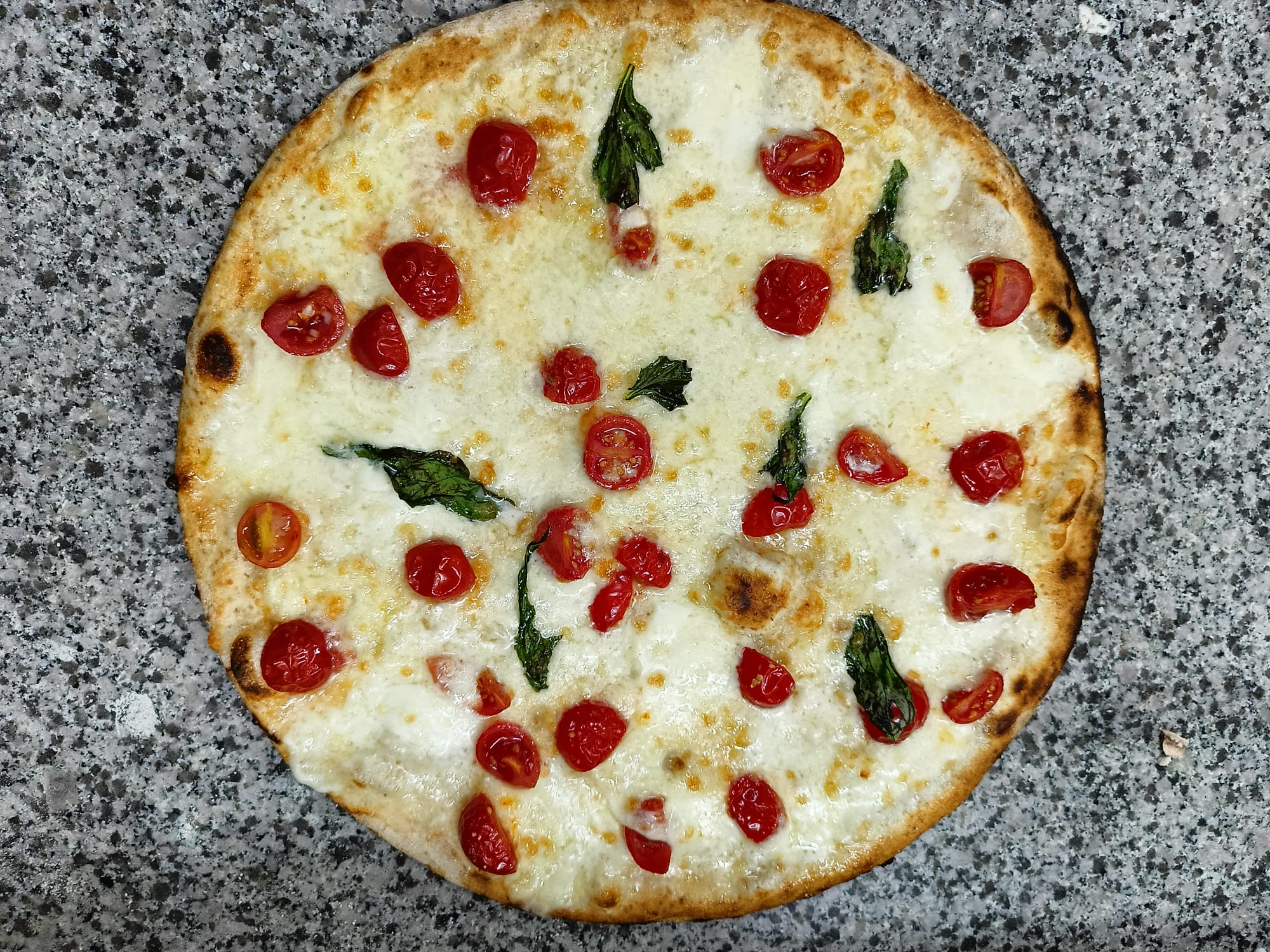 Home Pizza artigianale con ingredienti selezionati